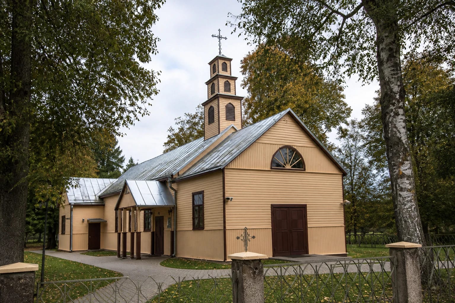 Šviesaus medžio Tabariškių Kristaus Karaliaus bažnyčia su laiptuotu bokštu, taku ir medžiais