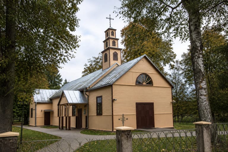 Šviesaus medžio Tabariškių Kristaus Karaliaus bažnyčia su laiptuotu bokštu, taku ir medžiais