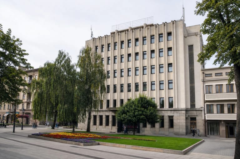 Taupomųjų kasų rūmų šviesus vertikalių ritmų fasadas prie Laisvės alėjos Kaune