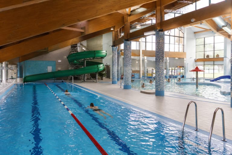 Tauragės baseino plaukimo takeliai, čiuožykla ir medinės stogo sijos