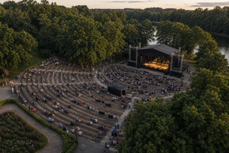 Tauragės vasaros estrados laikina scena ir žiūrovų pieva prie Jūros vakare