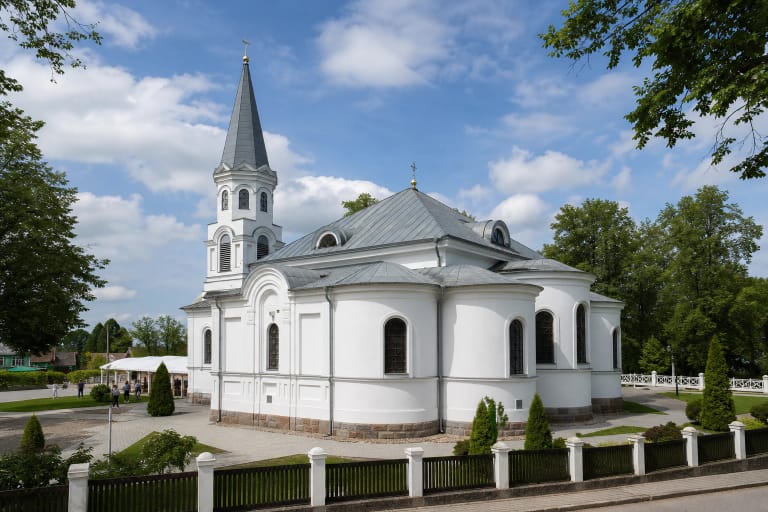 Balta Telšių Mažoji bažnytėlė ant Vilniaus kalvos su vienu aukštu bokštu, pilka smaile ir trimis pusapvalėmis apsidėmis