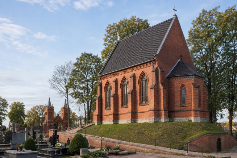 Raudonų plytų neogotikinė Tiškevičių koplyčia-mauzoliejus ant žema kalva apjuostos kriptos Kretingos senosiose kapinėse