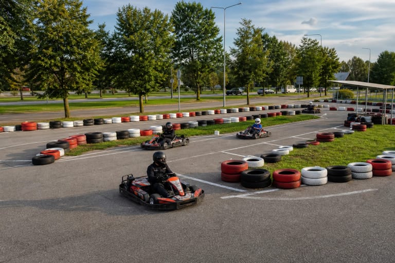 Topkart lauko kartodromas Mažeikiuose su raudonai baltomis padangų užtvaromis