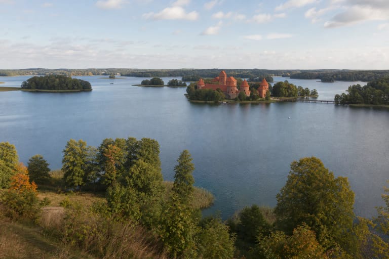 Salos pilis tarp Galvės ežero salų ir miškingų Trakų istorinio nacionalinio parko krantų