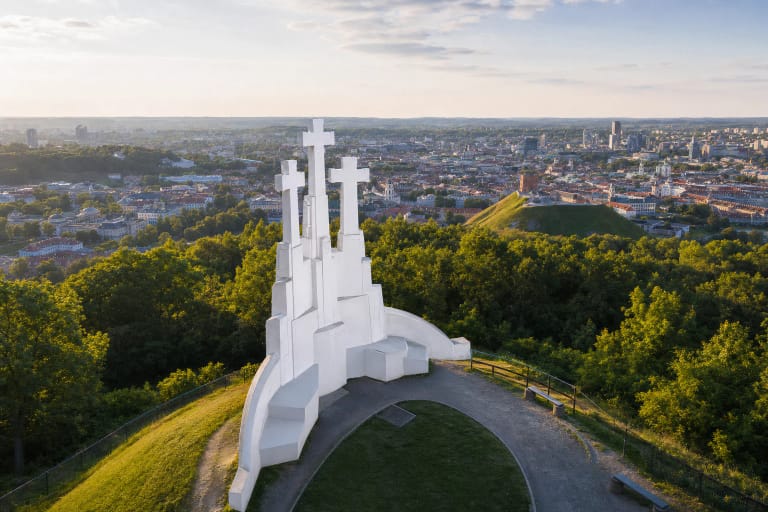 Trijų Kryžių paminklas ant Vilniaus kalvos su senamiesčio panorama