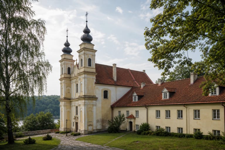 Trinapolio barokinė bažnyčia su bokštais ir vienuolyno korpusais Verkių medžių apsuptyje