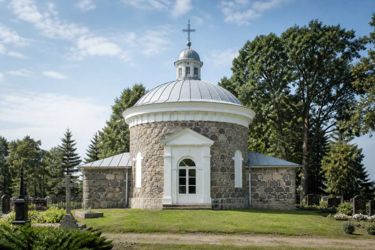 Круглая каменная часовня Святого Феликса Валуа с куполом на кладбищенском холме