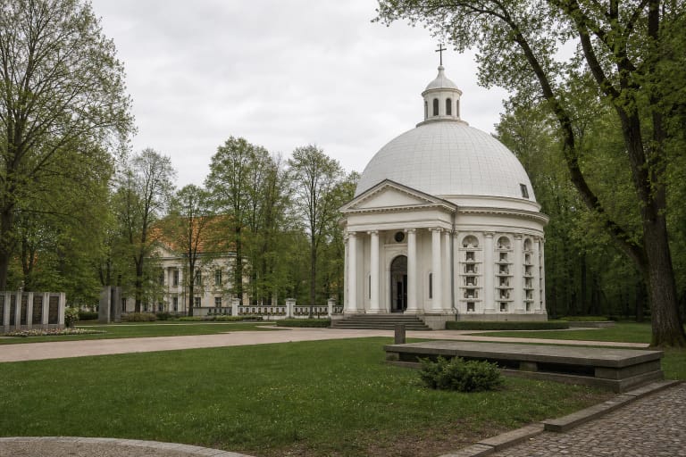 Tuskulėnų rimties parko koplyčia-kolumbariumas, memorialinis parkas ir dvaro rūmų aplinka