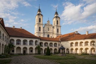 Tytuvėnų bažnyčios ir bernardinų vienuolyno ansamblio kiemas su bažnyčios bokštais ir galerijomis