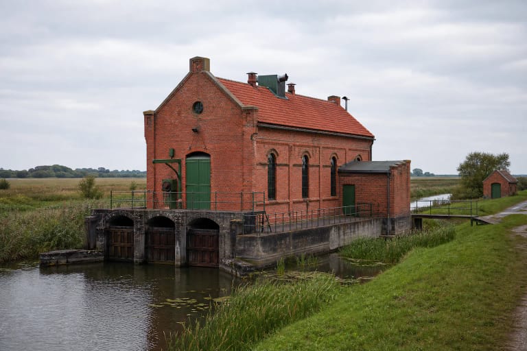 Uostadvario vandens kėlimo stoties raudonų plytų pastatas prie polderių kanalo Nemuno deltoje