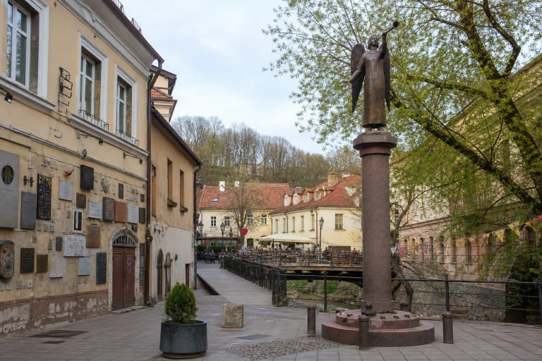 Užupio Respublikos gatvė su Užupio angelu, Konstitucijos sienos plokštelėmis ir Vilniaus senamiesčio pastatais