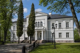 Белый дворец Вагнеров в Шальчининкае с портиком на четырёх колоннах, балконом и тремя арочными окнами