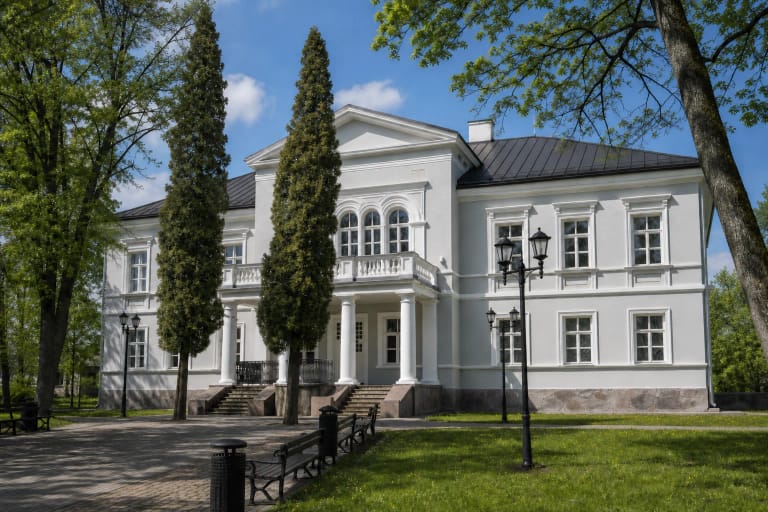 Balti Vagnerių rūmai Šalčininkuose su keturių kolonų portiku, balkonu ir trimis arkiniais langais