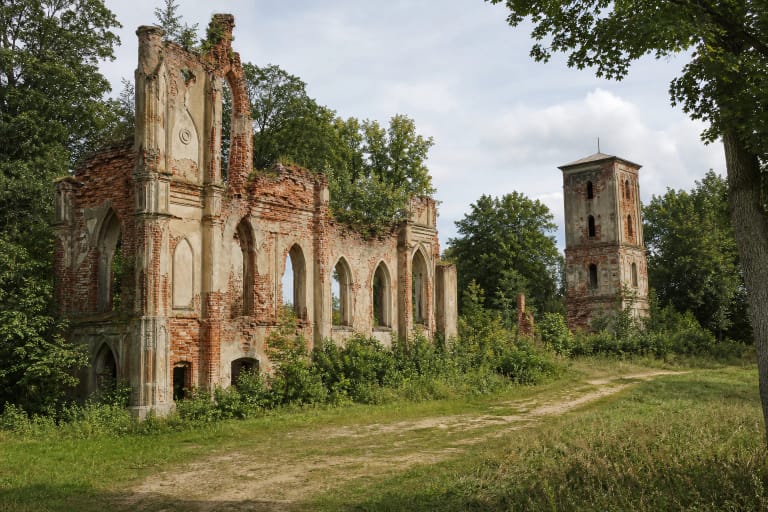 Vaitkuškio dvaro neogotikiniai raudonų plytų griuvėsiai ir bokštas sename parke
