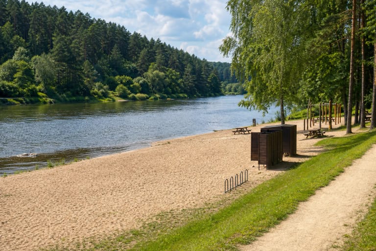 Valakampių II paplūdimio smėlio pakrantė, Neris, pušynas ir poilsio infrastruktūra