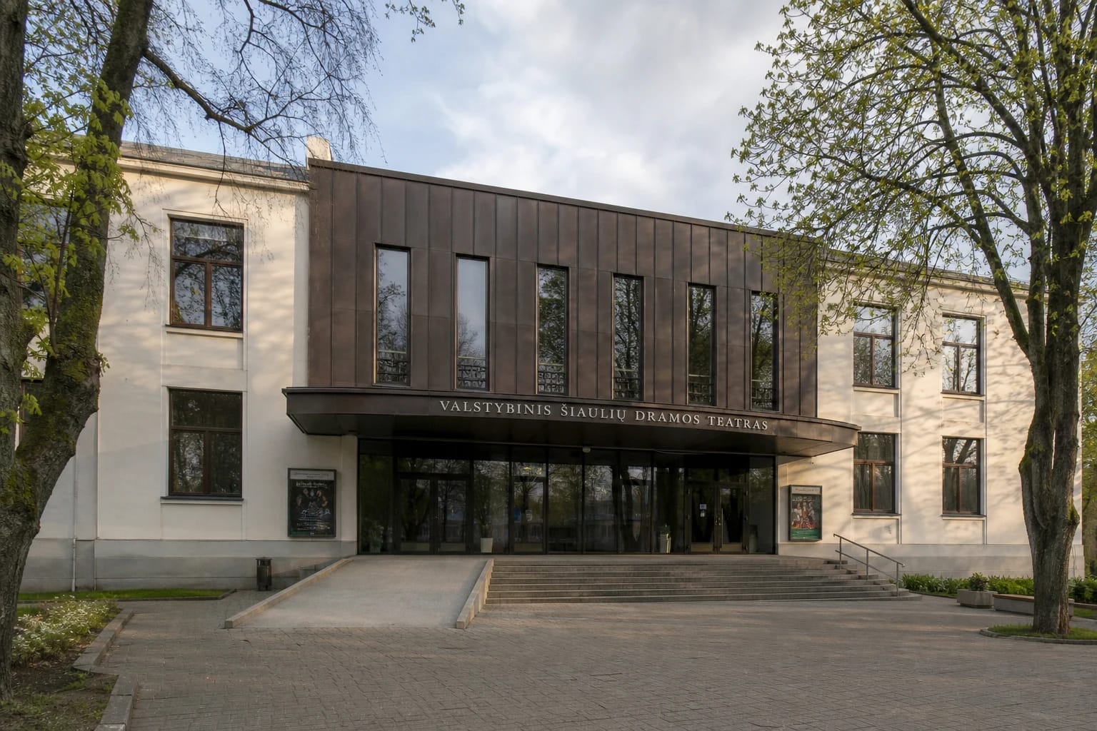 Valstybinio Šiaulių dramos teatro modernistinis fasadas Tilžės gatvėje vakaro šviesoje