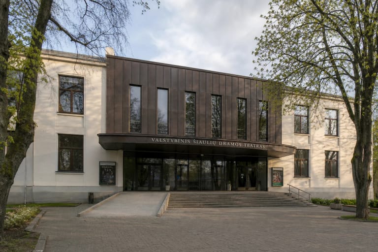 Valstybinio Šiaulių dramos teatro modernistinis fasadas Tilžės gatvėje vakaro šviesoje