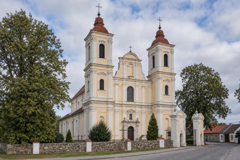 Varnių Šv. apaštalų Petro ir Pauliaus buvusi katedra su bokštais Žemaitijos miestelio aplinkoje