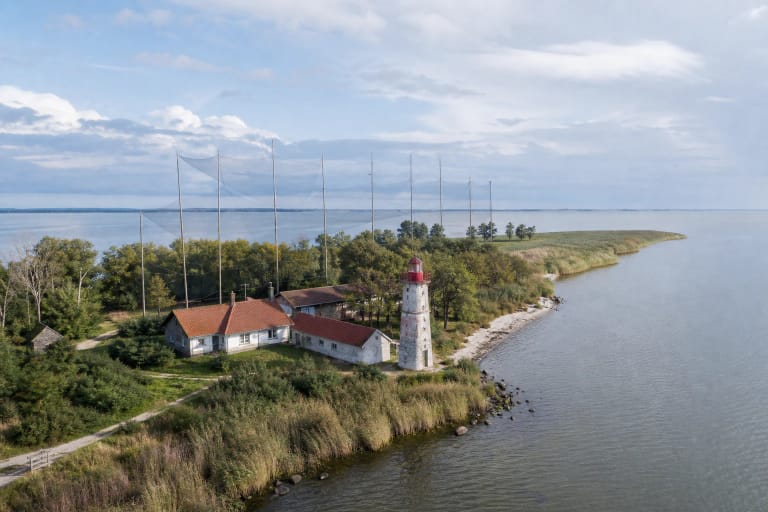 Ventės ragas su ornitologinės stoties paukščių gaudyklėmis, švyturiu, nendrėmis ir Kuršių mariomis