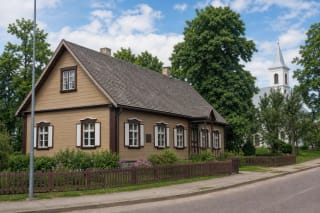 Atkurti Biržiškų šeimos mediniai namai prie Viekšnių bažnyčios