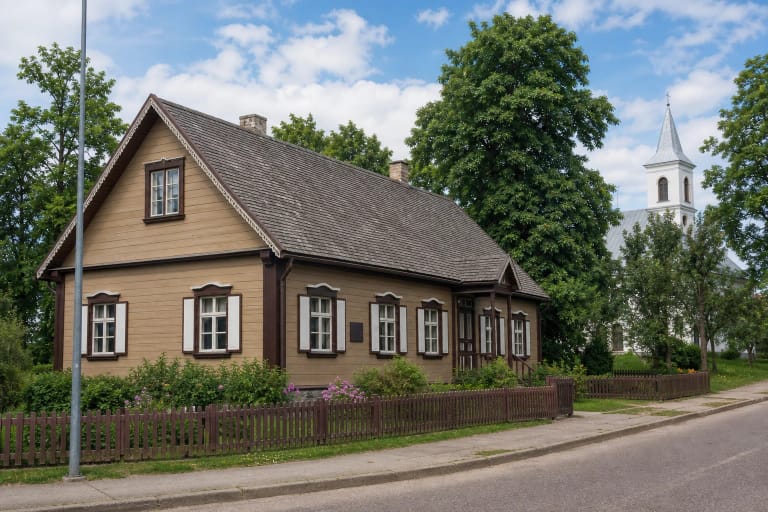 Atkurti Biržiškų šeimos mediniai namai prie Viekšnių bažnyčios