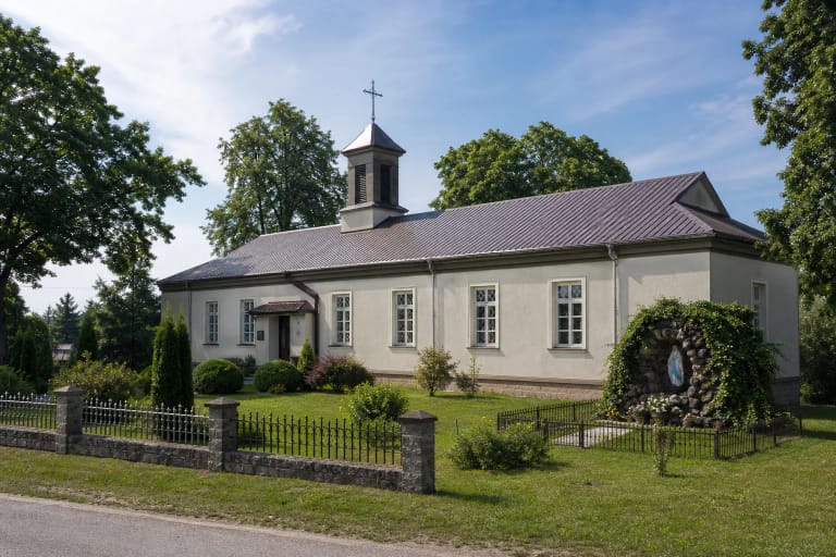 Nedidelė šviesi Viešvilės Kristaus Atsimainymo bažnyčia su bokšteliu ir tvarkingu šventoriumi
