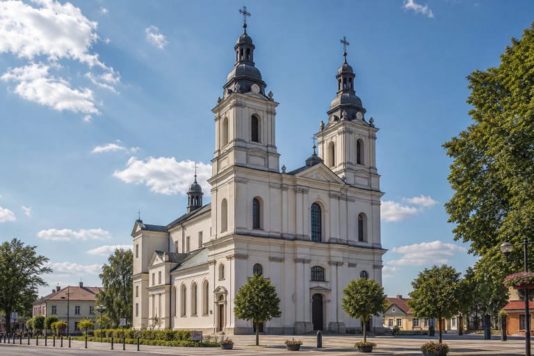 Vilkaviškio Švč. Mergelės Marijos Apsilankymo katedros atstatytas fasadas ir bokštai miesto centre
