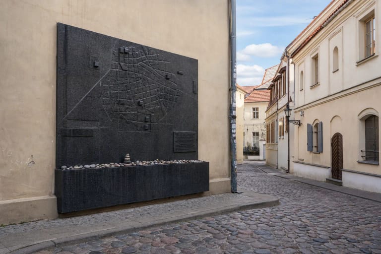 Atminimo lenta su Vilniaus geto planu buvusių Didžiojo geto vartų vietoje Rūdninkų gatvėje