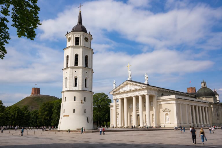 Vilniaus katedra ir atskira varpinė Katedros aikštėje su Gedimino kalnu fone