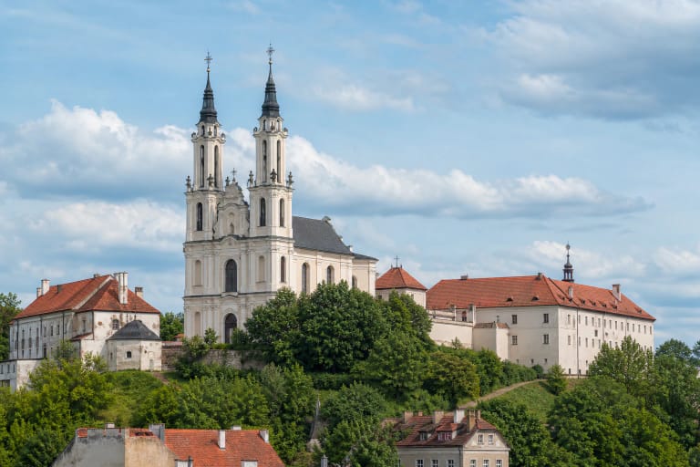 Vilniaus Misionierių bažnyčios laibi baroko bokštai ant Išganytojo kalno virš senamiesčio