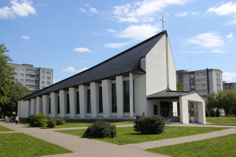 Balta moderni Jurgio Matulaičio bažnyčia Viršuliškėse su stačiu tamsiu stogu ir vertikalių langų eile