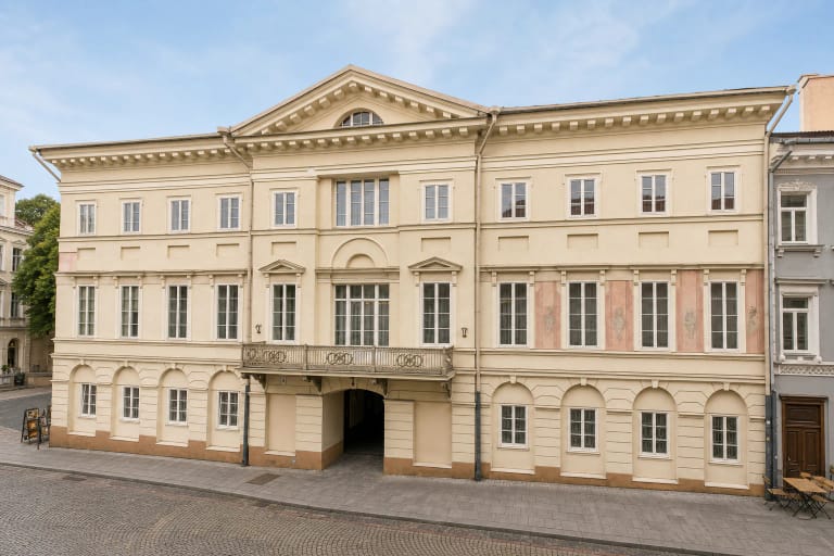 Vilniaus paveikslų galerijos šviesus vėlyvojo klasicizmo fasadas Didžiojoje gatvėje su centriniu frontonu ir balkonu