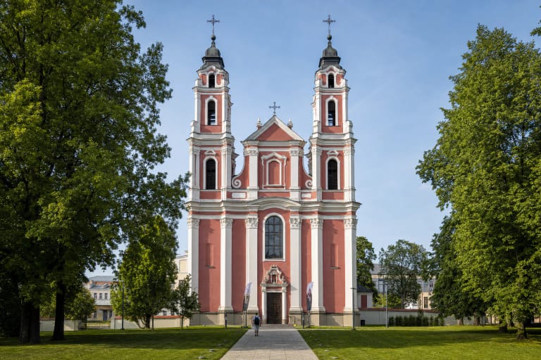 Raudonas ir baltas Vilniaus Šv. apaštalų Pilypo ir Jokūbo bažnyčios fasadas su dviem barokiniais bokštais