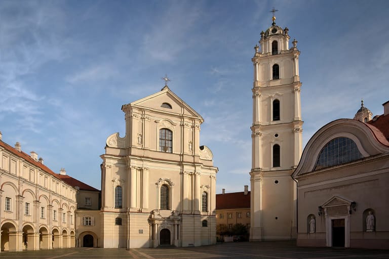 Vilniaus universiteto Didysis kiemas su Šv. Jonų bažnyčios barokiniu fasadu ir aukšta varpine