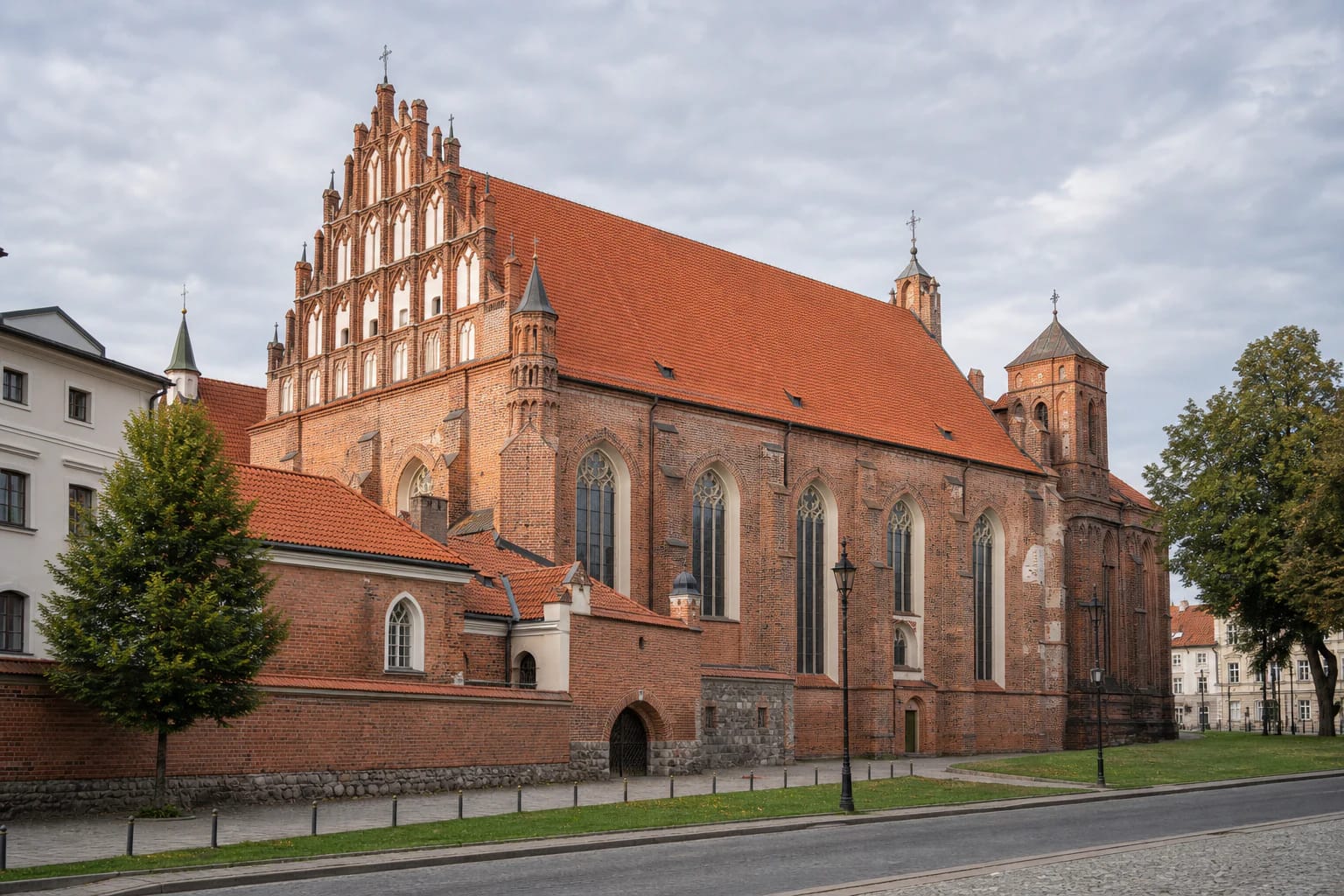 Vilniaus Bernardinų bažnyčios raudonų plytų gotikinis tūris šalia Šv. Onos bažnyčios