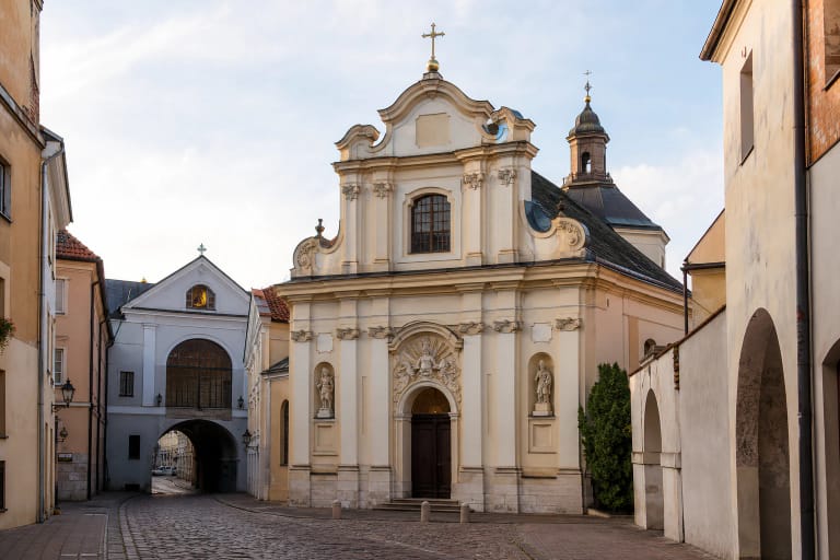 Vilniaus Šv. Teresės bažnyčios baroko fasadas prie Aušros vartų senamiestyje