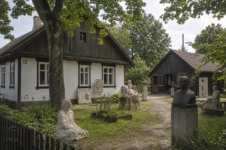 Усадьба и скульптуры мемориального музея Винцаса Грибаса в Юрбаркасе