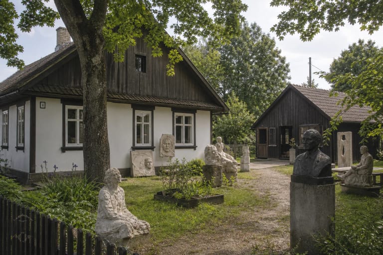 Vinco Grybo memorialinio muziejaus sodyba ir skulptūros Jurbarke