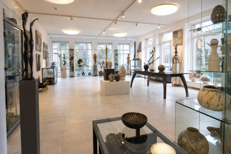 Šviesus Volandos galerijos interjeras su Lietuvos dailės kūriniais, keramika ir skulptūromis