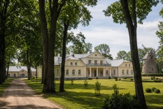Žagarės dvaro sodybos šviesūs rūmai, parko veja ir senųjų medžių alėja