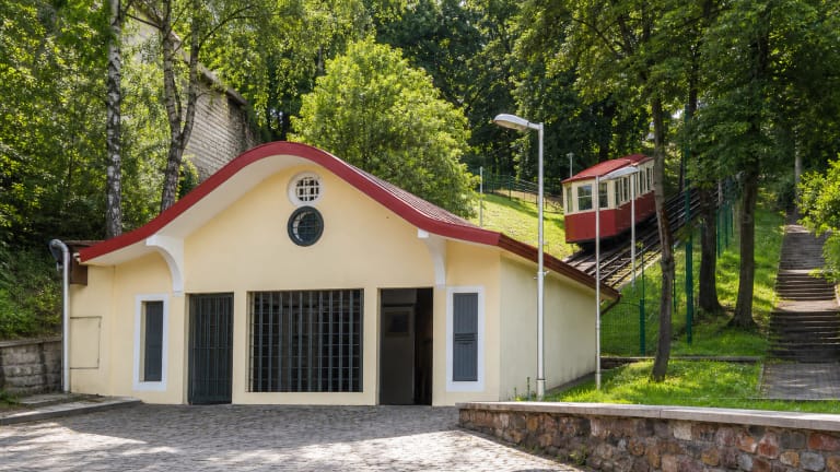 Žaliakalnio funikulieriaus apatinė stotis ir raudonas vagonėlis ant šlaito Kaune
