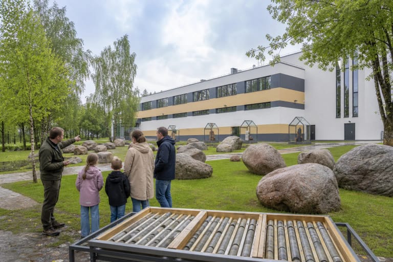 Žemės gelmių informacijos centro pastatas Vievyje, lauko riedulių ekspozicija ir gręžinių kerno pavyzdžiai