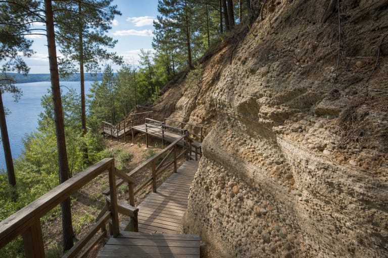 Žiegždriai Geological Trail with a wooden path, outcrop slope, and Kauno Marios water