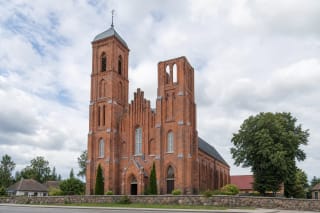 Raudonų plytų Žiežmarių Šv. apaštalo Jokūbo bažnyčia su vienu užbaigtu ir vienu nebaigtu bokštu