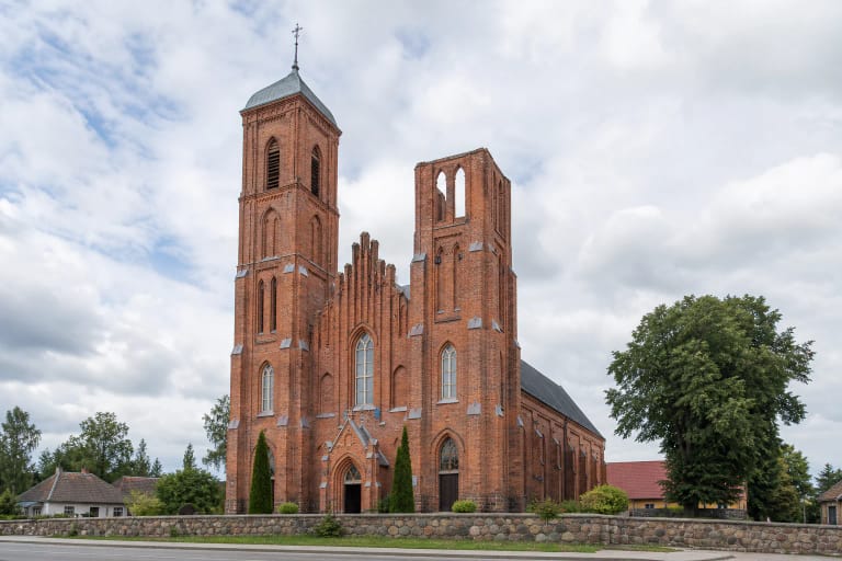 Raudonų plytų Žiežmarių Šv. apaštalo Jokūbo bažnyčia su vienu užbaigtu ir vienu nebaigtu bokštu